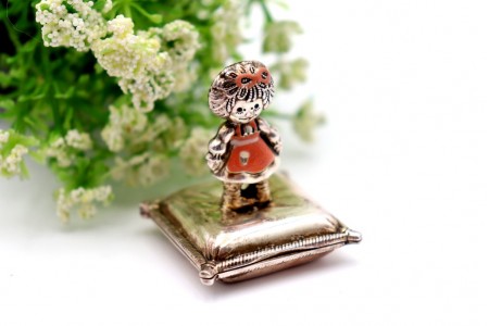 Caixa de comprimidos em prata com aplicação de boneca com vestido laranja 